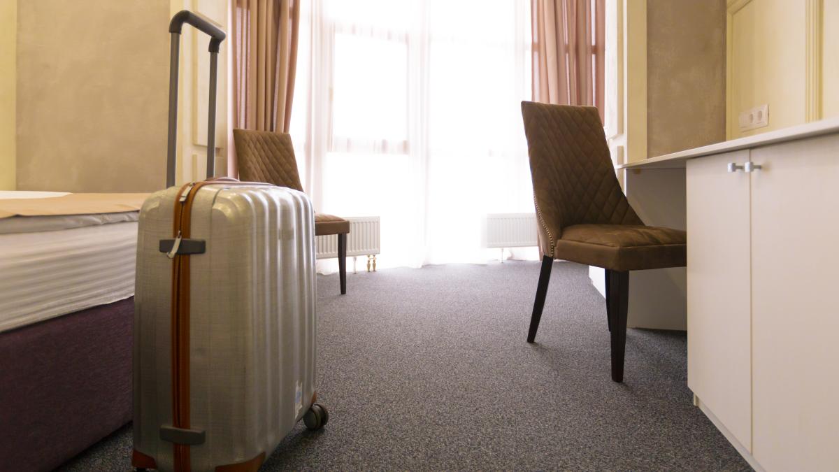 Camere de hotel murdare și turiști în plus, probleme semnalate de hotelieri în sondaj Travelminit