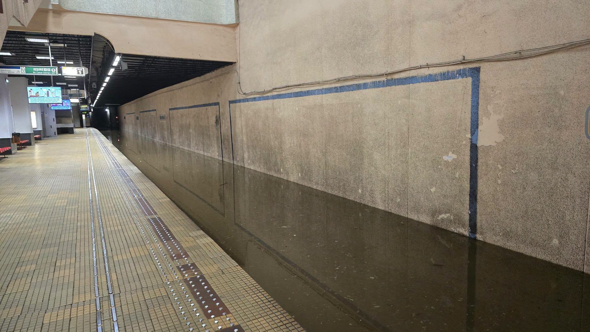 Stația de metrou Piața Victoriei inundată