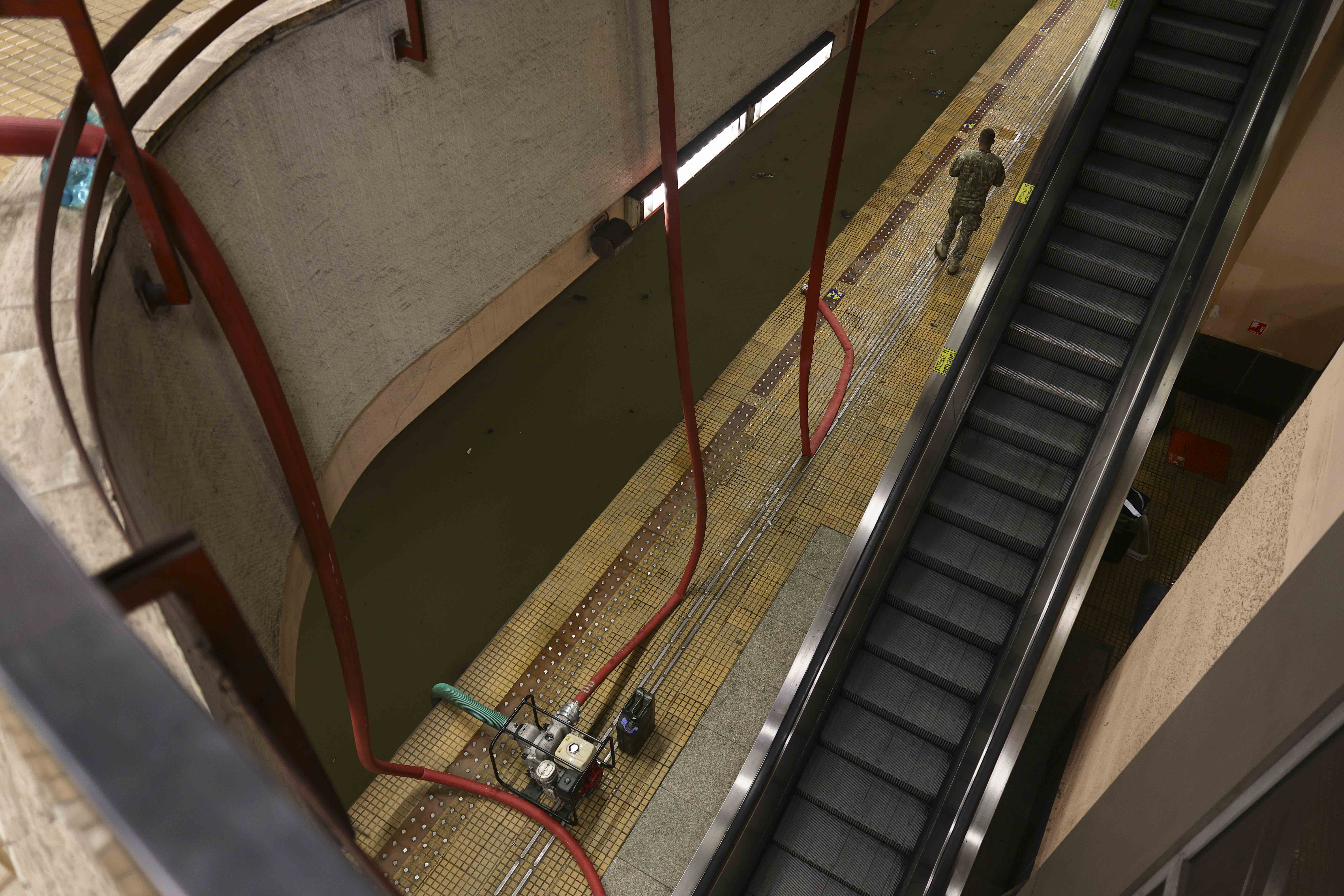 Stația de metrou Piața Victoriei 2 cu apă pe șine