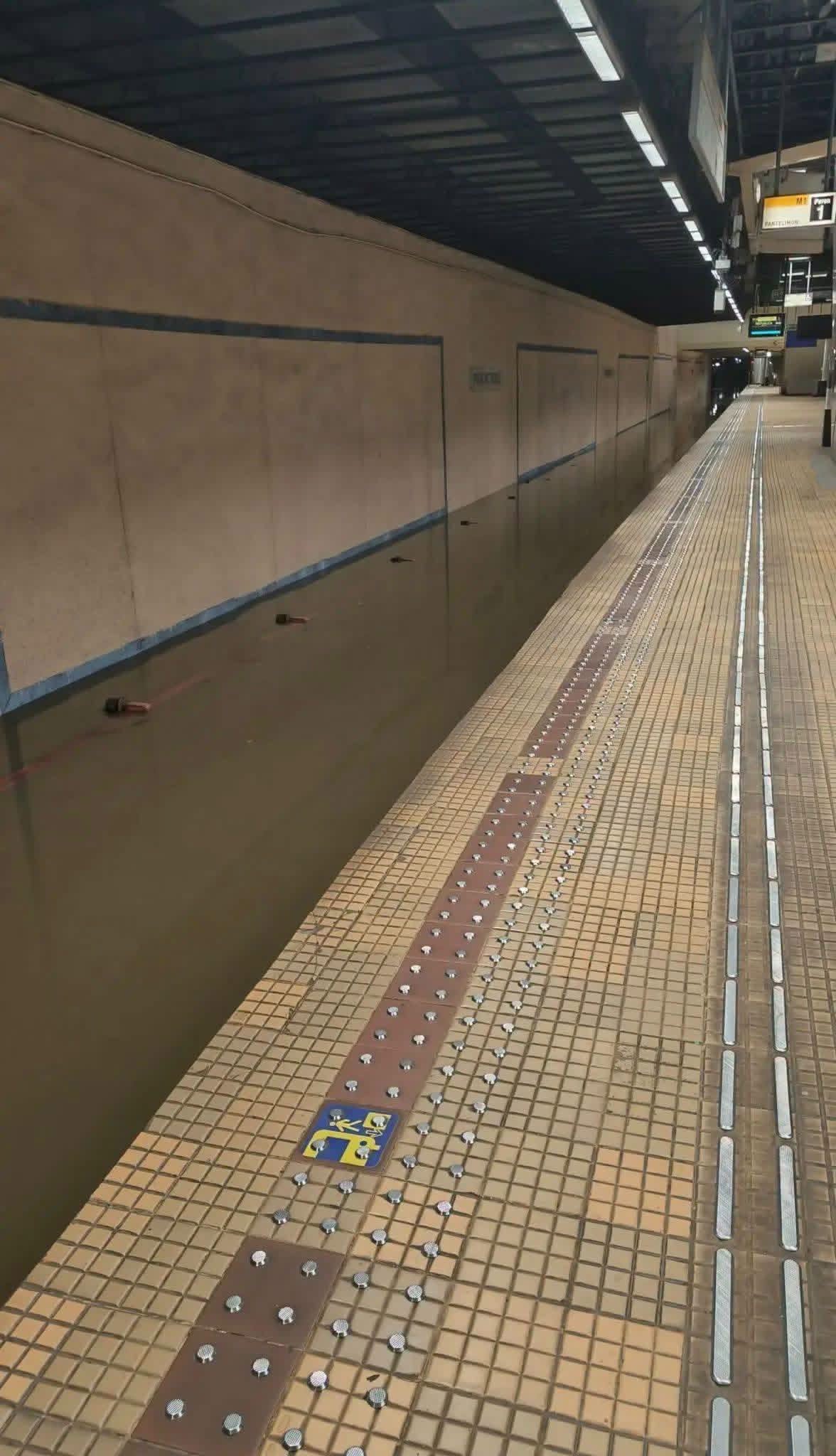 Inundație la stația de metrou Piața Victoriei 2