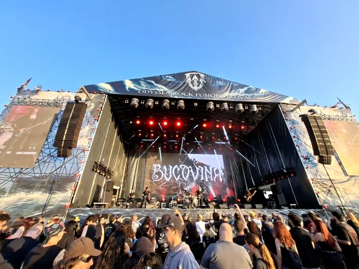 Participanți la un festival cu branduri integrate