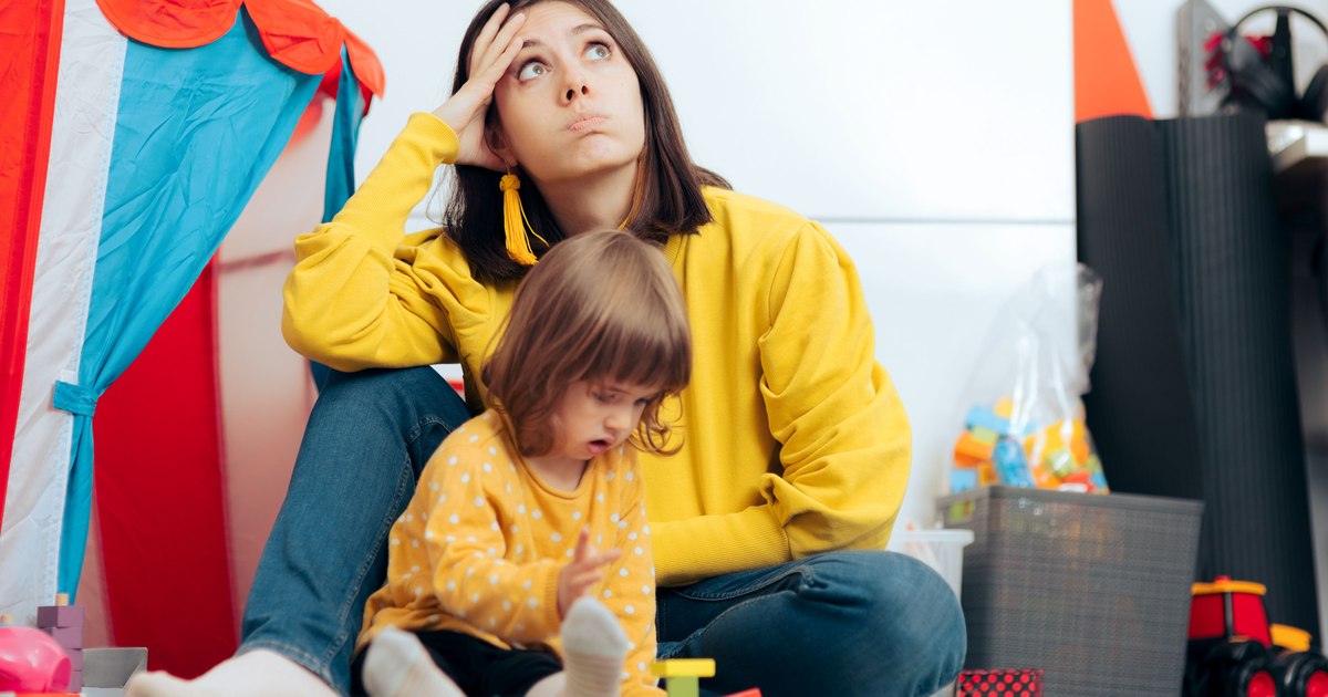 Copil trist privind în jos, ilustrând efectele controlului coercitiv parental