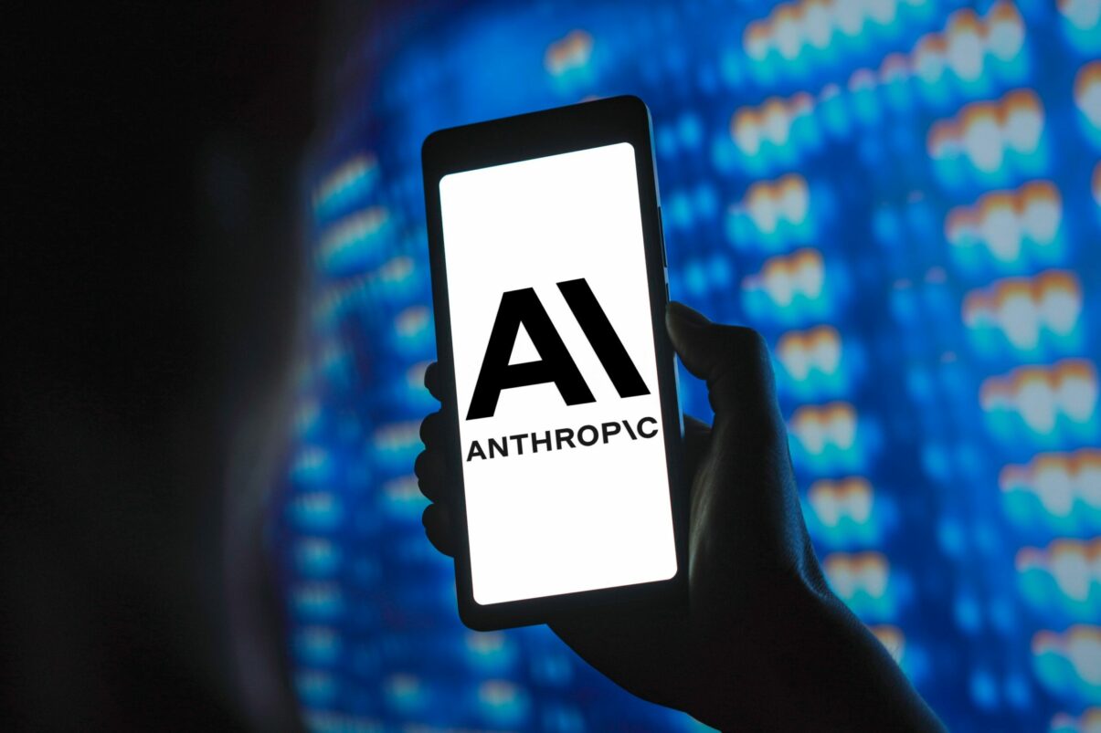 Laptop cu cod AI și logo Anthropic