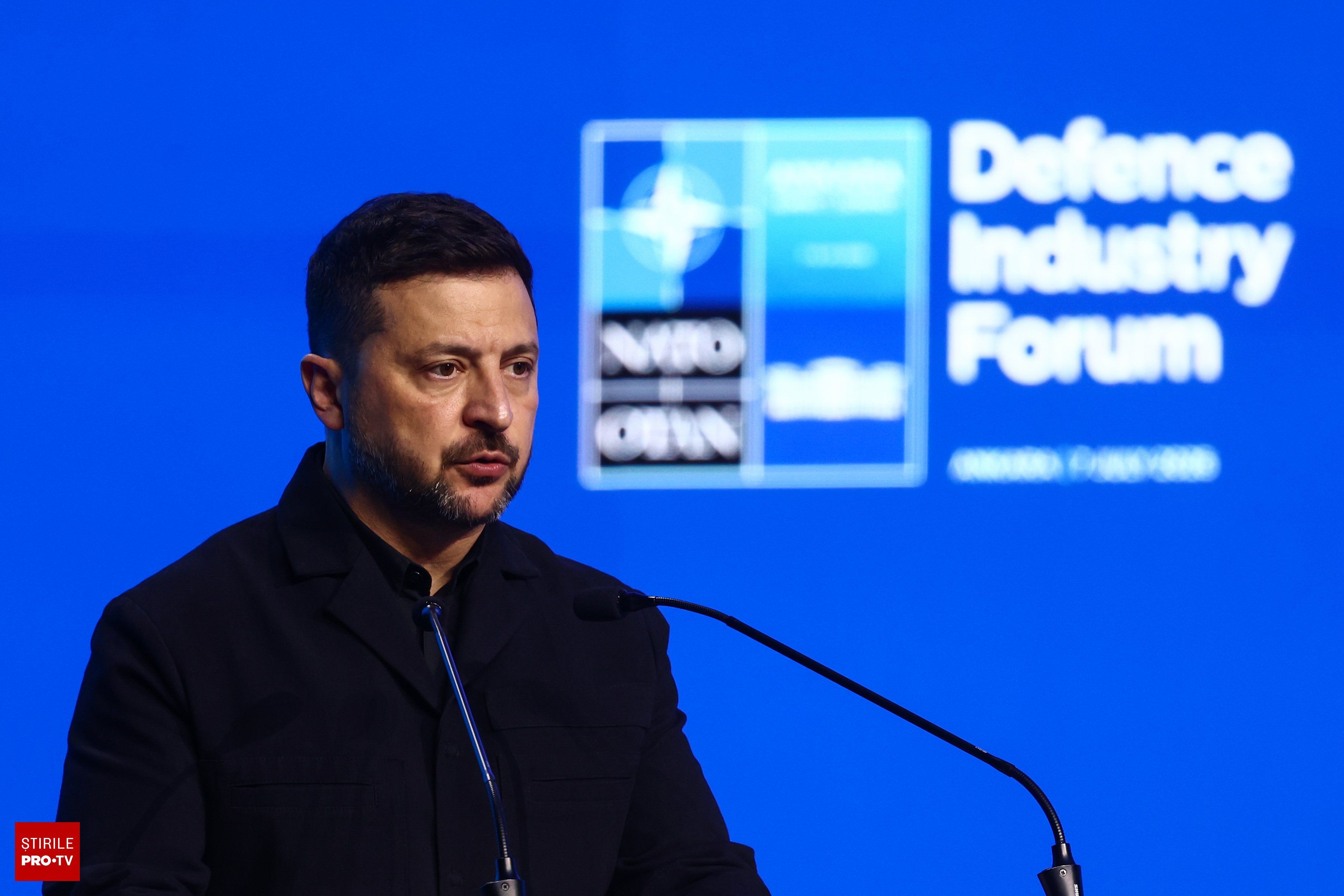 Volodimir Zelenski semnând un acord la summitul NATO din Ankara