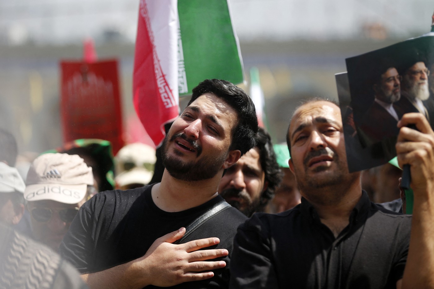 Mulțime la funeraliile lui Ali Khamenei în Teheran, cu steaguri roșii
