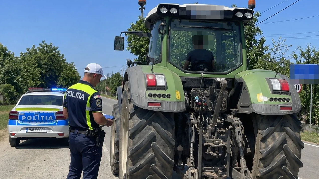 Tractor pe un drum public