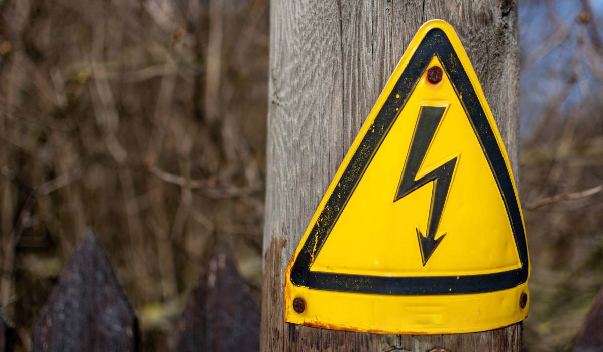 Tânăr electrocutat pe stâlp în Suceava