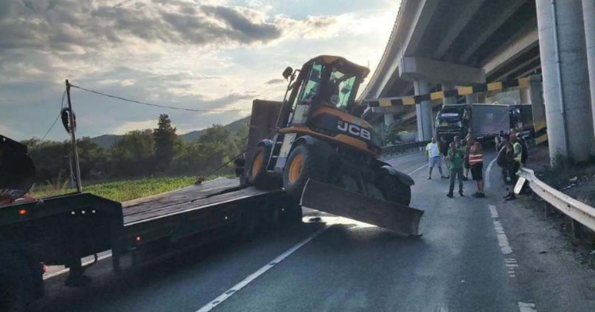 Trafic blocat pe DN76 în Hunedoara după ce un autotren a lovit un limitator de înălțime
