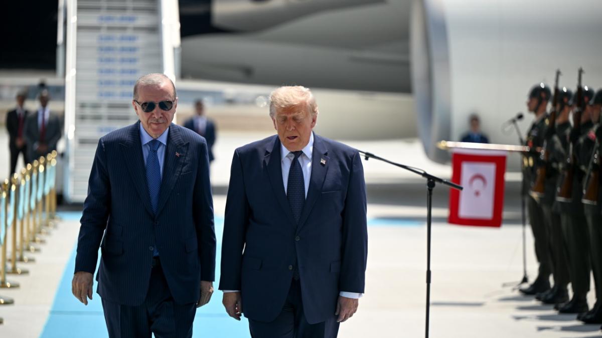 Trump o numește pe Meloni „drăguță” la Ankara, dar critică dur țările NATO