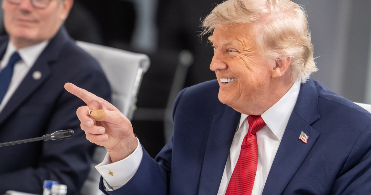 Donald Trump vorbind la telefon, expresie serioasă