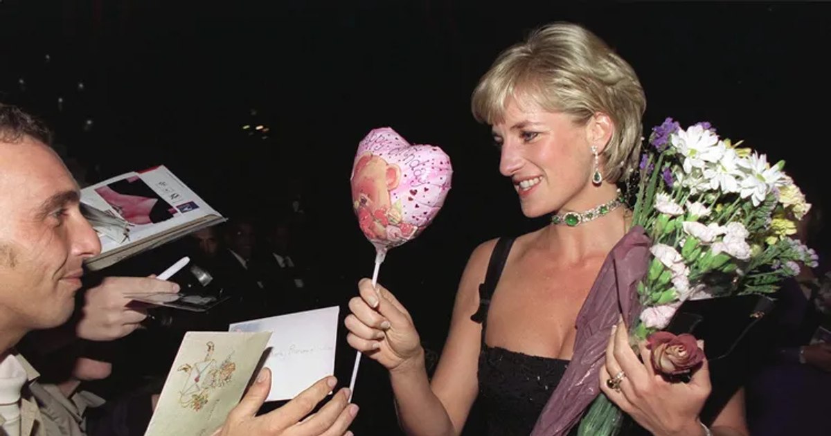 Prințesa Diana la gala Tate Gallery, 1 iulie 1997, purtând o rochie neagră din dantelă Chantilly