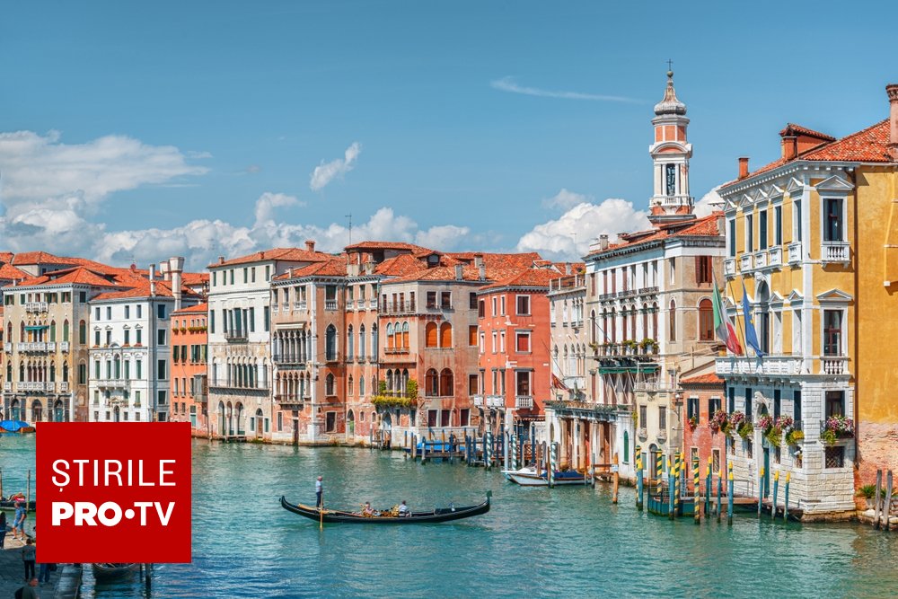 Veneția, orașul lagunar, cu canale și gondole