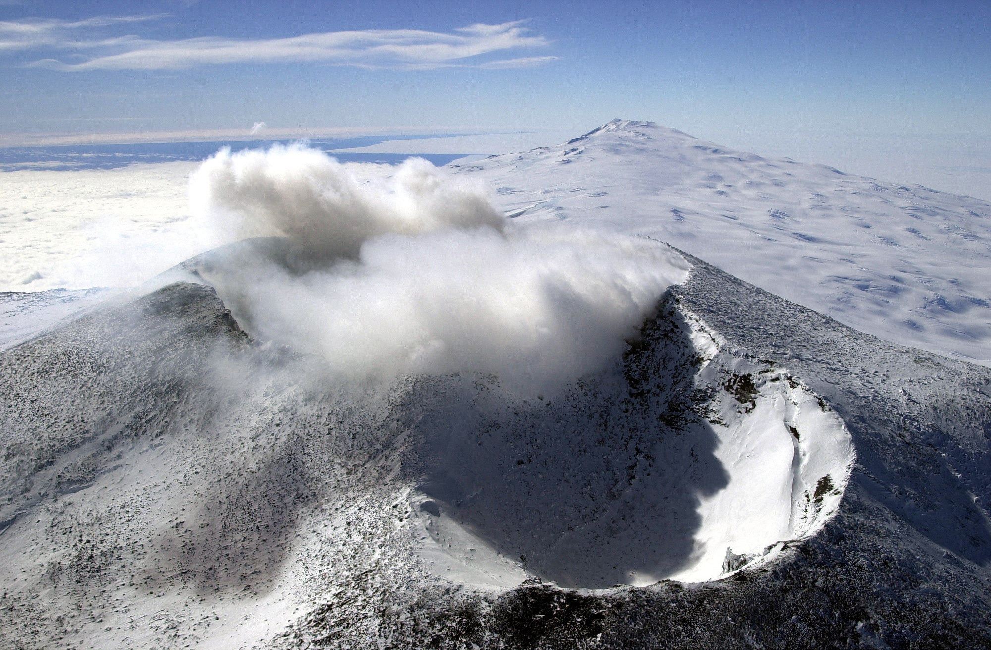 Vulcanul Erebus cu lac de lavă și emisii de gaze în Antarctica