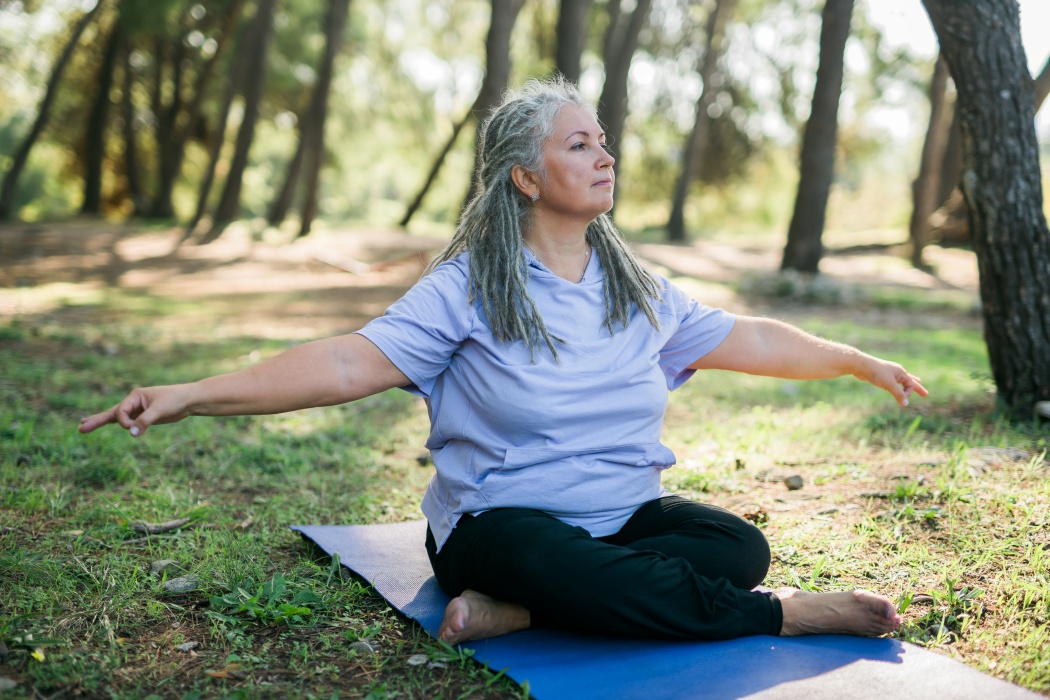 Yoga blândă, aliatul pentru îmbătrânirea sănătoasă: previne rigiditatea și îmbunătățește echilibrul