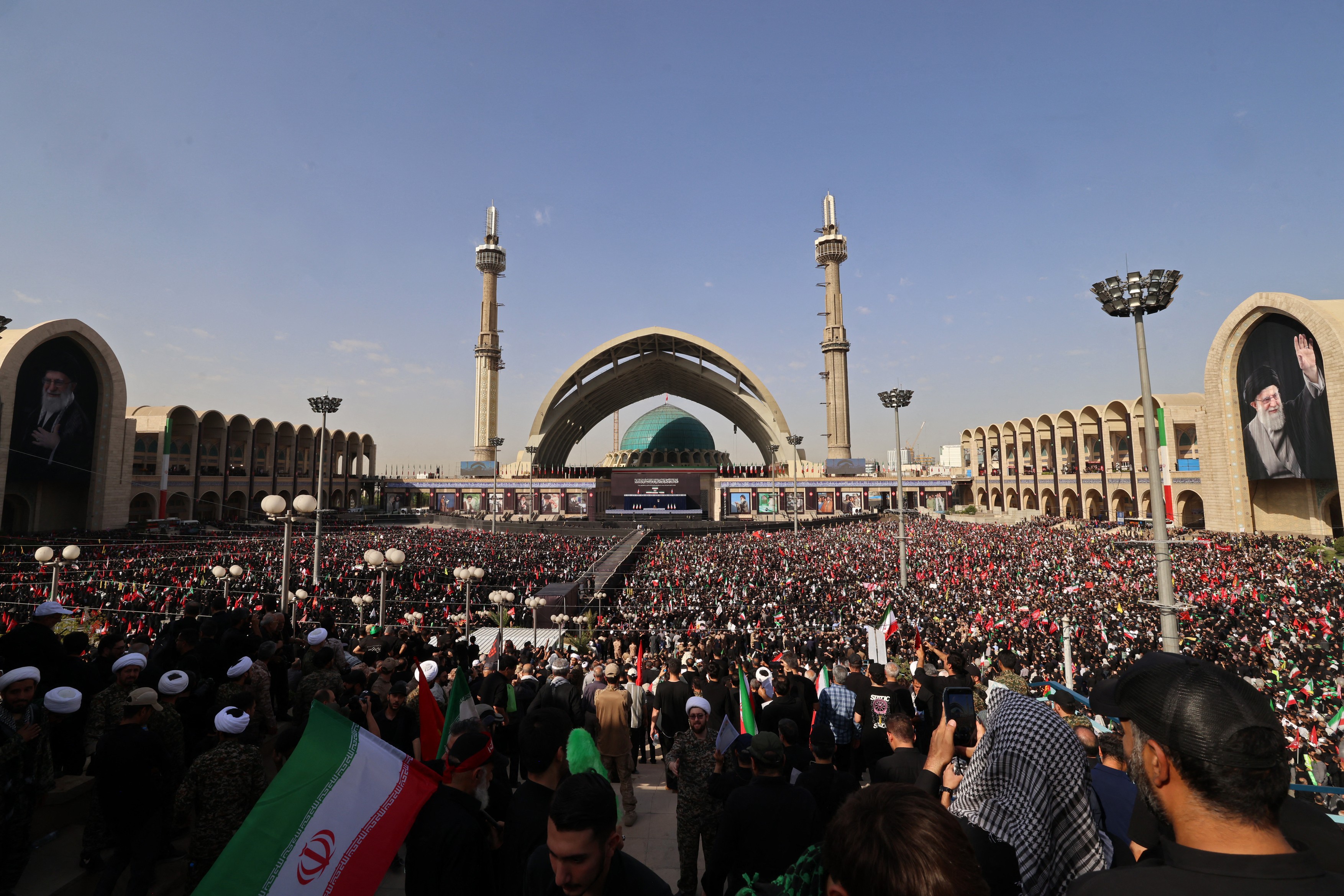 Mulțime de iranieni la funeraliile lui Ali Khamenei în Teheran