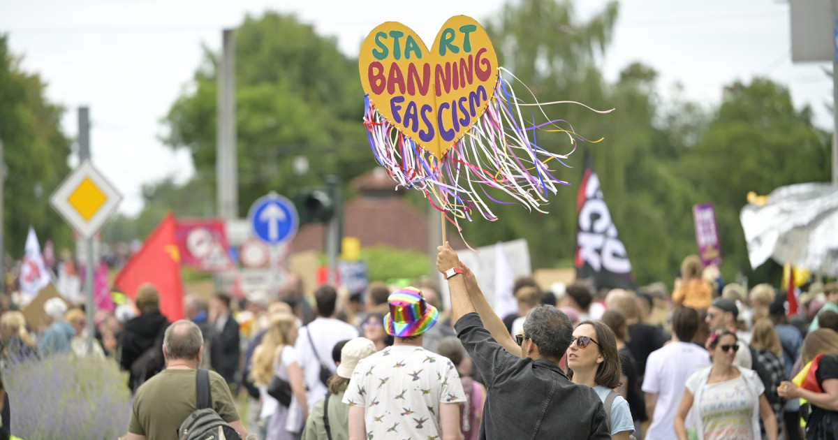 Zeci de mii de manifestanți la Erfurt împotriva congresului partidului de extremă dreaptă AfD