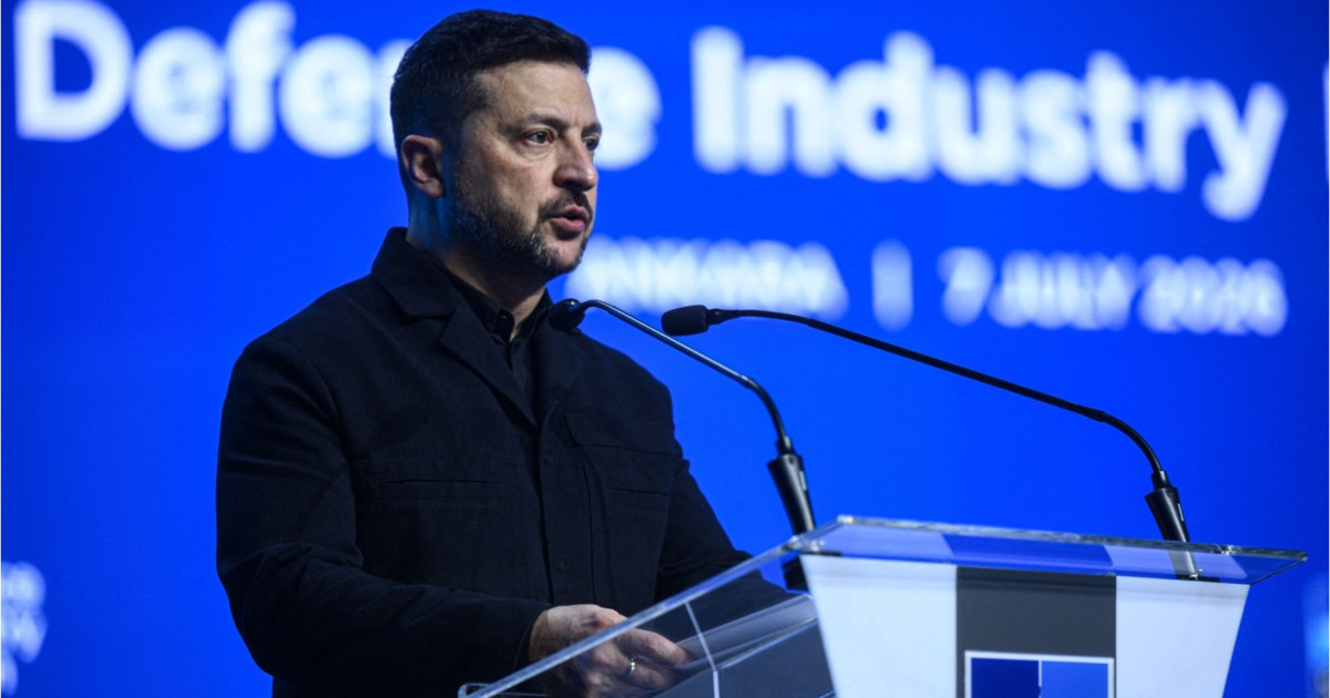 Volodimir Zelenski vorbind la un microfon, în timpul summitului NATO de la Ankara