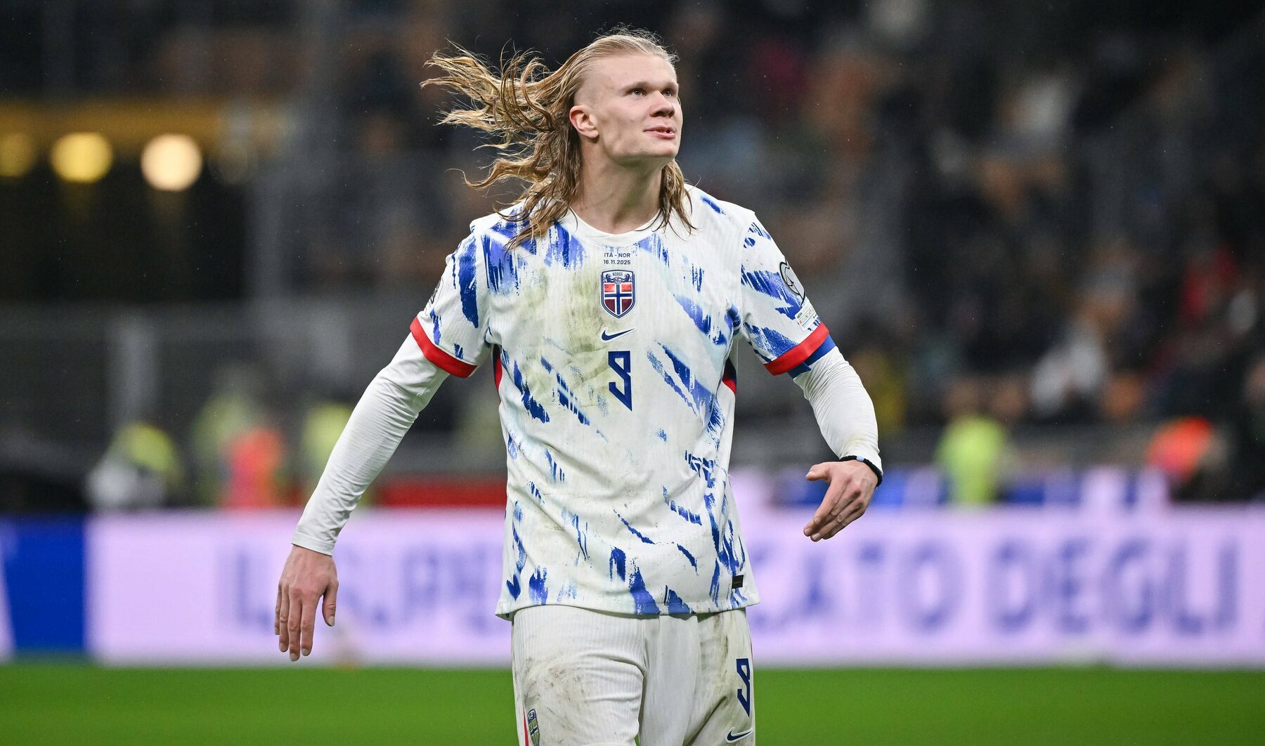Erling Haaland pe teren cu părul lung prins în coadă